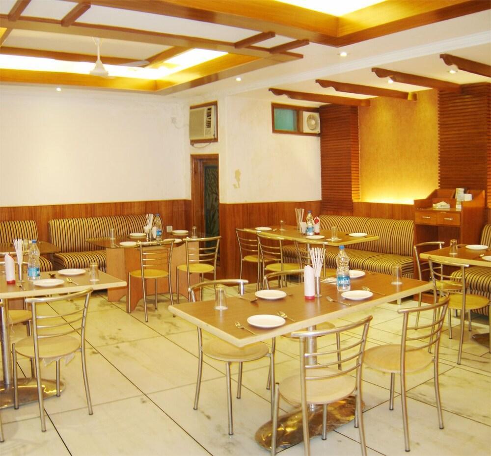 Hotel Apra Deluxe New Delhi Restaurant bilde